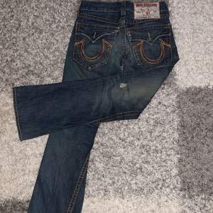 Vintage True Religion Jeans.  Midja:42cm  Bredd:25cm  Längd:103  Skriv gärna innan ni köper.  