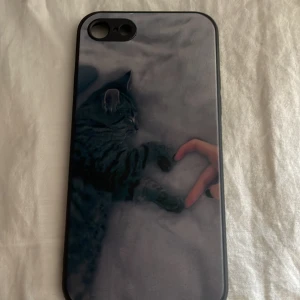 Skal 7,8 och SE - Telfonskal i fint skick. Har en katt på 