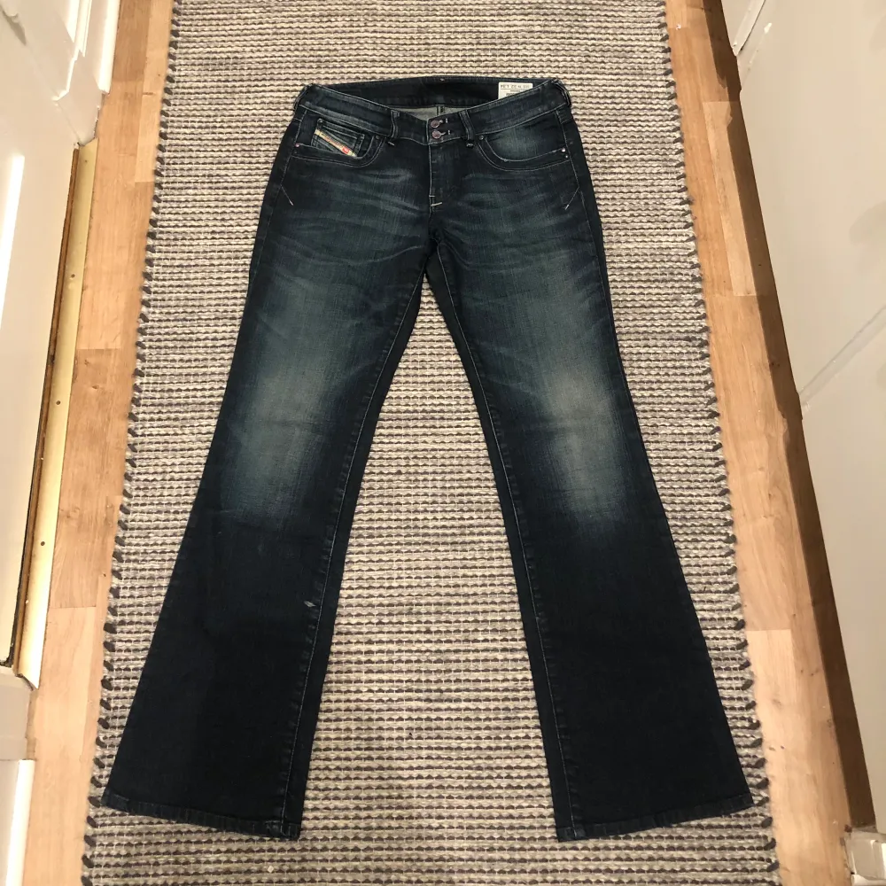 Diesel jeans-Mycket bra skick utan defekter-Storlek W32 L34-lolla gärna plaggen i min profil-Dma om du har några funderingar . Jeans & Byxor.
