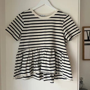 Zara topp - Säljer denna snygga topp från zara 💕 Storlek s men passar mindre modeller 🫶🫶🫶