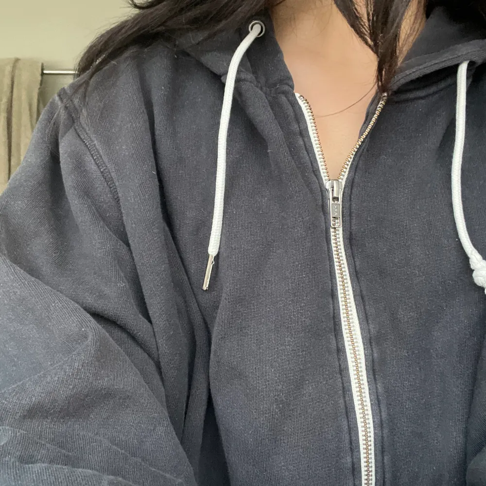 Begagnad zip hoodie som har använts 3-5 ggr, en snöret är lite sönder men kan lätt bytas ut! 🫶Säljer pga att jag inte har rum i min garderob längre 😵‍💫frakt:39kr. Hoodies.