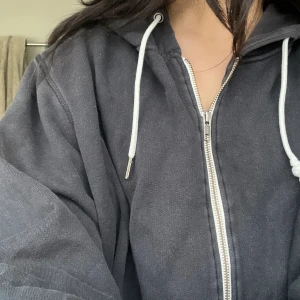 Svart zip hoodie - Begagnad zip hoodie som har använts 3-5 ggr, en snöret är lite sönder men kan lätt bytas ut! 🫶Säljer pga att jag inte har rum i min garderob längre 😵‍💫frakt:39kr