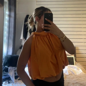 Festtopp - Hej! Säljer denna super fina festtoppen som är så otroligt fin och classy som vi alla gillar. Använd fåtal gånger och har inga defekter! 💞✨🤍🫧