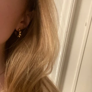 Populära Edblad örhängerna - Säljer mina Edblad örrhöngen eftersom att jag inte använder dom så mycket längre💓