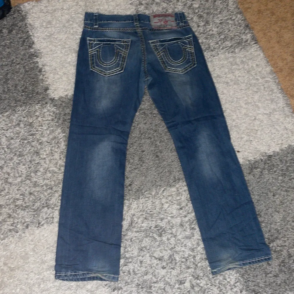 Ett par vintage true religion jeans   Midja: 44cm Bredd: 25cm Längd: 105cm  Skicka gärna även prisförslag!. Jeans & Byxor.