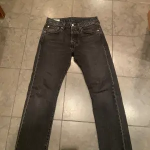Säljer dessa snygga Levis 501 jeans i färgen svart och storleken är 28/30, väldigt bra skick. Nypris ca 1000kr mitt pris 299kr