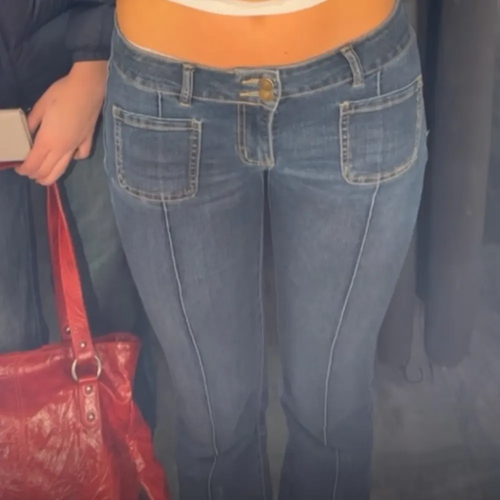 Skitsnygga lågmidjade jeans från Madlady, säljer då de är lite korta på mig som är 1.80 (se bild 3). Nypris 699, de är i nyskick och säljs för 399❣️Innerbenslängd 88cm 😊. Jeans & Byxor.