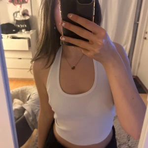 Vitt halterneck linne - Säljer detta vita linne från Hm! Superfint till sommaren💖