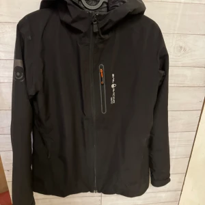 Sail racing jacka  - Tjena säljer denna sail racing jacka som är i storlek M, Jackan är använd ett par gånger men inget som syns. Säljer den pågrund av att den blivit för liten. Nypris 3000 mitt pris 1000