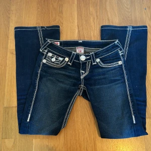  True religion jeans💗 - Jättefina true religion Jeans i bra skick förutom ett stygn som gått upp lite, se på sista bilden. Buda i kommentarerna💗💗💗