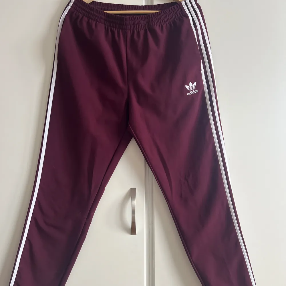 Adidas set, jacka o byxor i storlek medium. . Hoodies.