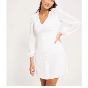 Studentklänning - Så fin klänning från Nelly. Den är oanvänd med lappar kvar på. Slutsåld på hemsidan. 💕 Säljer för jag redan har en annan. 💕Har även en till annons med en likadan klänning fast i storlek 34!