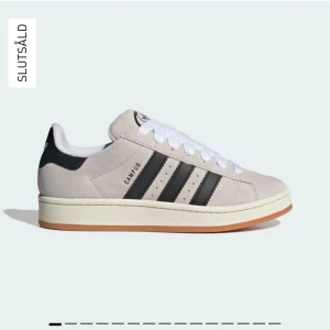Adidas campus 00s - Kollar intresset på mina adidas campus 00s. Köpte av en tjej här på Plick och dom var tyvärr lite små på mig. Det är i storlek 38 2/3 och jag brukar ha storlek 39. Så de är normala i storleken. Nypris är 1699 kr. Pris går att diskutera! 😊