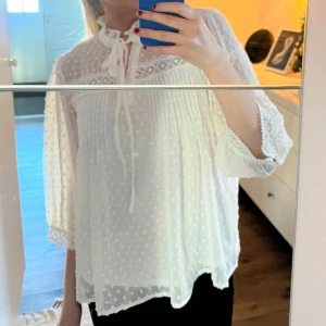 Vit blus  - Vit blus från mazing, ordinarie pris 699kr 💕