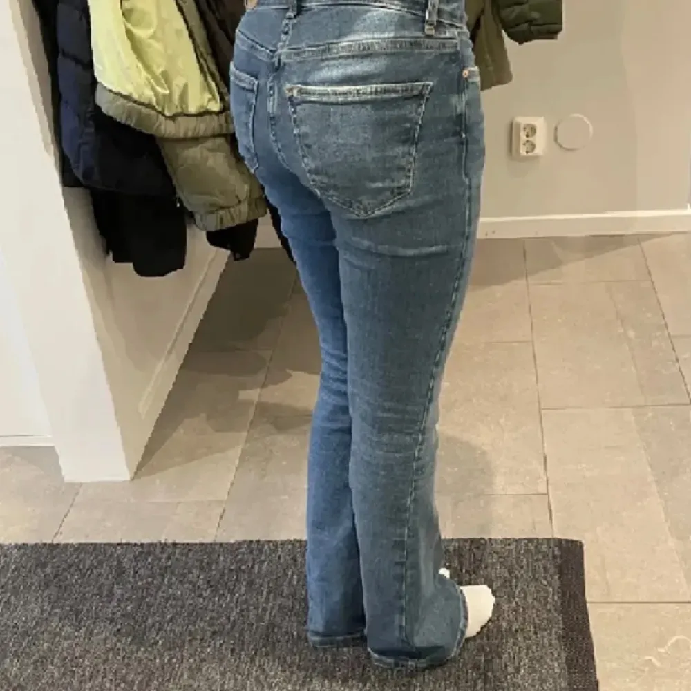 Jätte fina low waist bootcut jeans från Gina, knappt använda då jag har ett par liknande men de sitter jätte snyggt💓 Nypris 500kr (lånad bild). Jeans & Byxor.