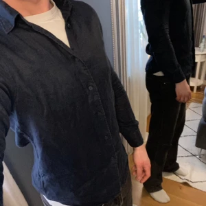 Linne skjorta - Välanvänd mörkblå linne skjorta i storlek S. Passar perfekt till sommaren