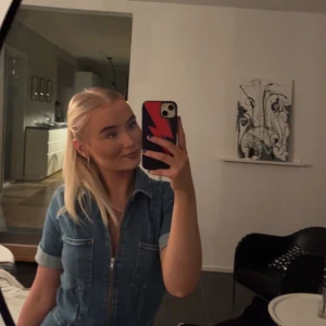 jeans byxdress - Säljer nu min jeans byxdress då jag ej får någon användning av den, använd ca.3 gånger. Superskön och stretchi!!