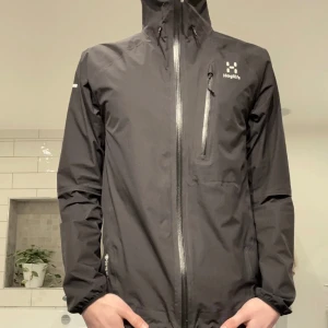 Haglöfs Goretex vind/regn jacka - Haglöfs Goretex Jacka  - Strl S  - Skick 9,5/10 - Nypris 2799kr  Modellen 👇🏻 - 186cm - 78kg  Kolla gärna in mina andra annonser! Hör av er vid funderingar!
