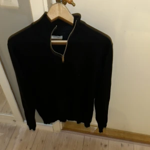 Half zip - Säljer nu en snygg half zip från Jack&jones i otroligt bra skick i storlek M