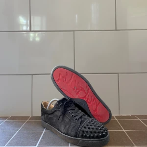 Louboutin - Ett par Louboutin skor i storlek 41 men sitter som 42. Dom är i okej skick, All og, skriv för flera bilder.