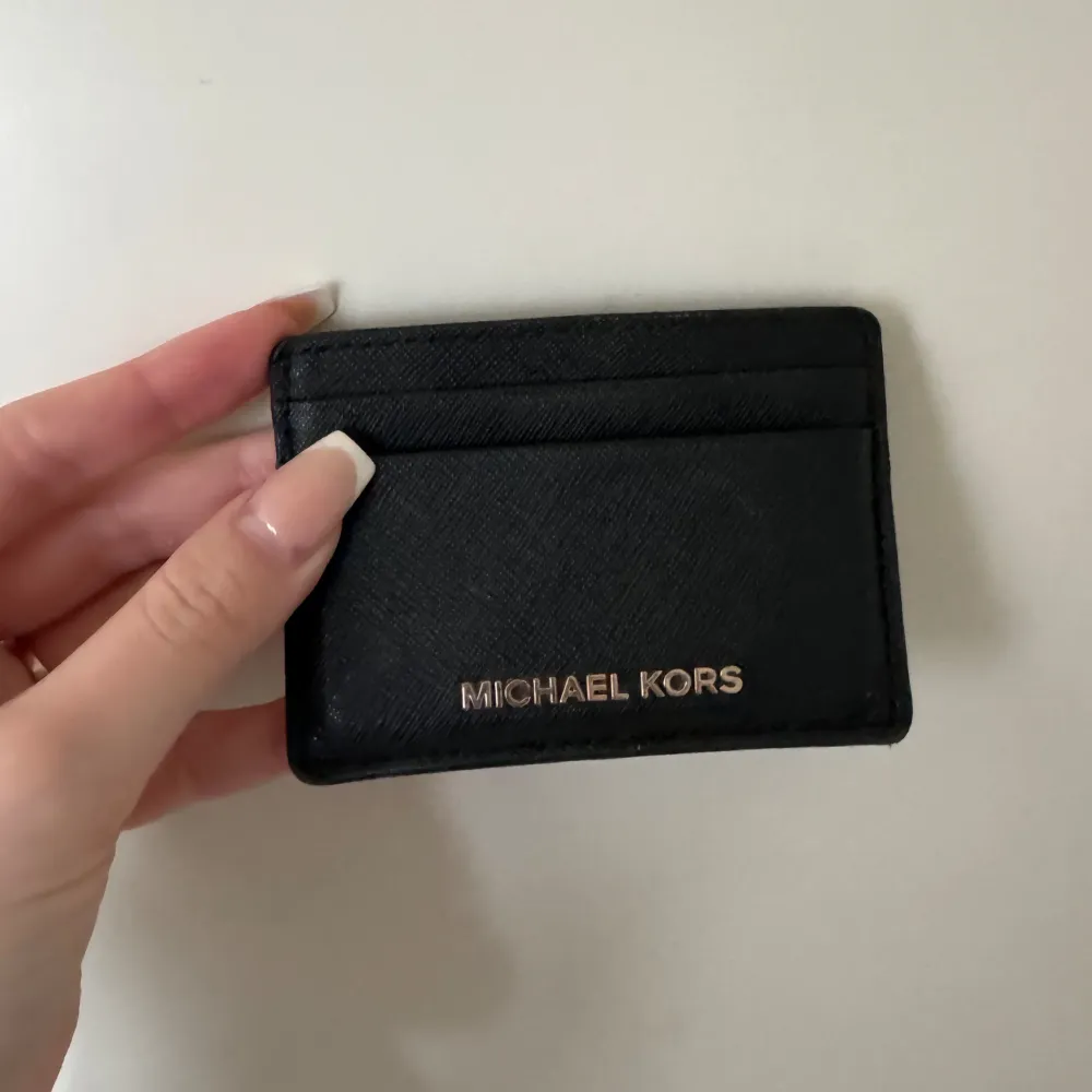 Michael Kors korthållare, superbra skick! Får plats med massa olika kort.. Väskor.