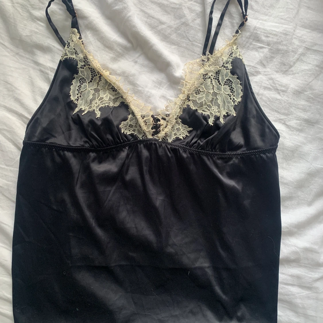 Svart sidenlinne med spets