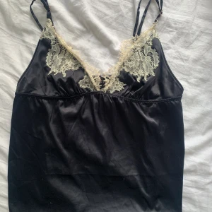 Svart sidenlinne med spets - Så fint och så fint till fest och nu till sommaren👌🙏originellt ett nattlinne men jag har använt den som vardags och festplagg❤️banden är schysterbara