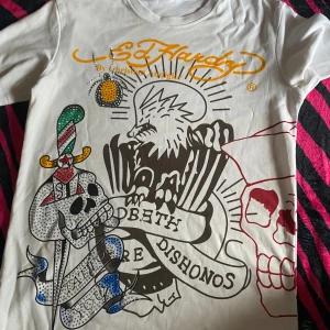 Helt ny ed Hardy T-shirt  - Den ser typ randig ut men de är inte i verkligheten bara min trasig kamera  skriv priv för mer bilder eller information 