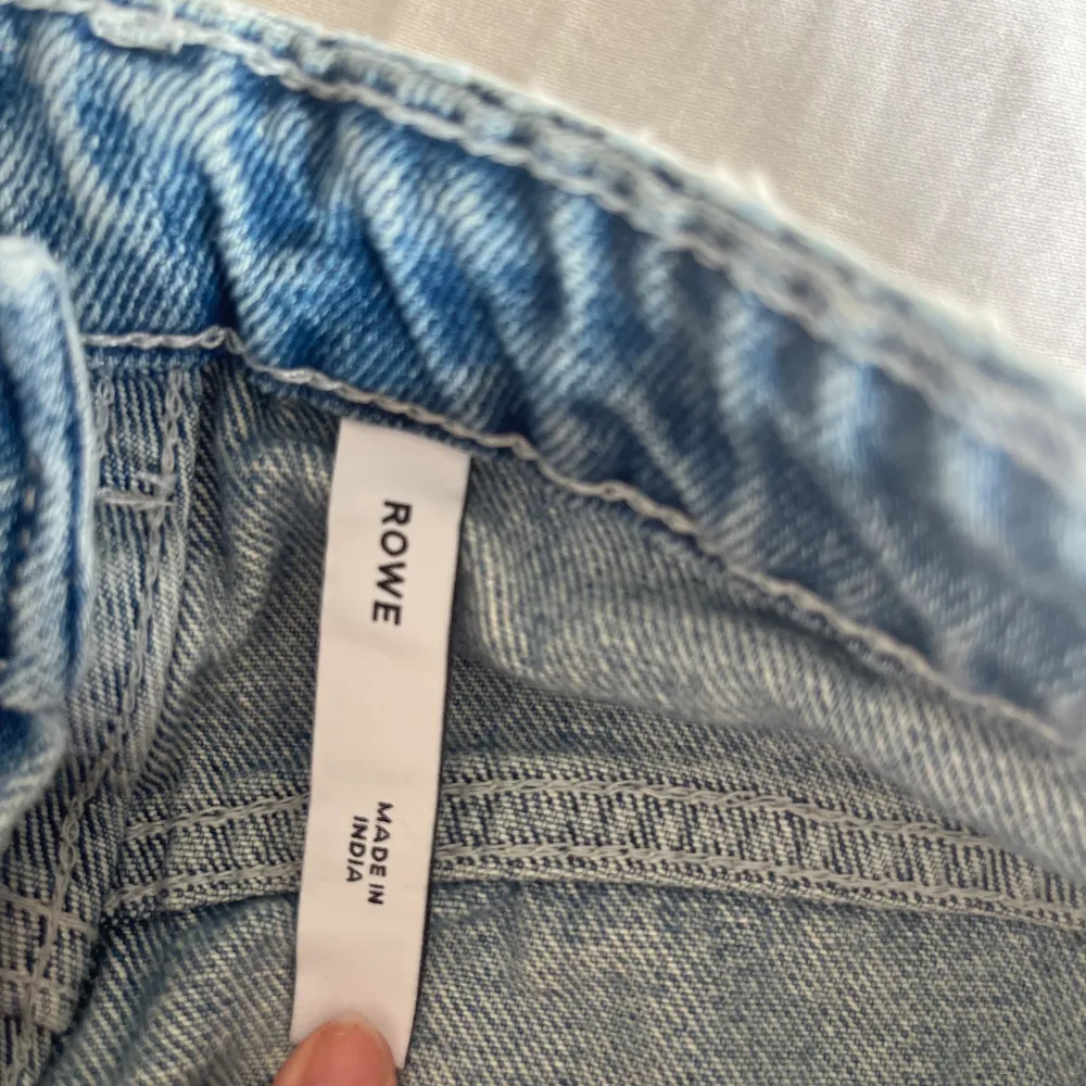 Rowe jeans från weekday i Stl 27/30. Tal modell . Jeans & Byxor.