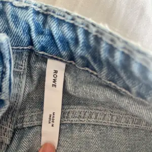 Rowe jeans från weekday i Stl 27/30. Tal modell 