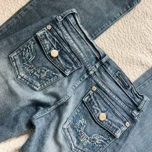 Lågmidjade Bootcut jeans från Rock&republic. Super Fina bakfickor. Innerbenslängd:80 midjemått:36 (x2) + stretch. Vill du köpa trycker du på köp nu. Jag postar inom 24h