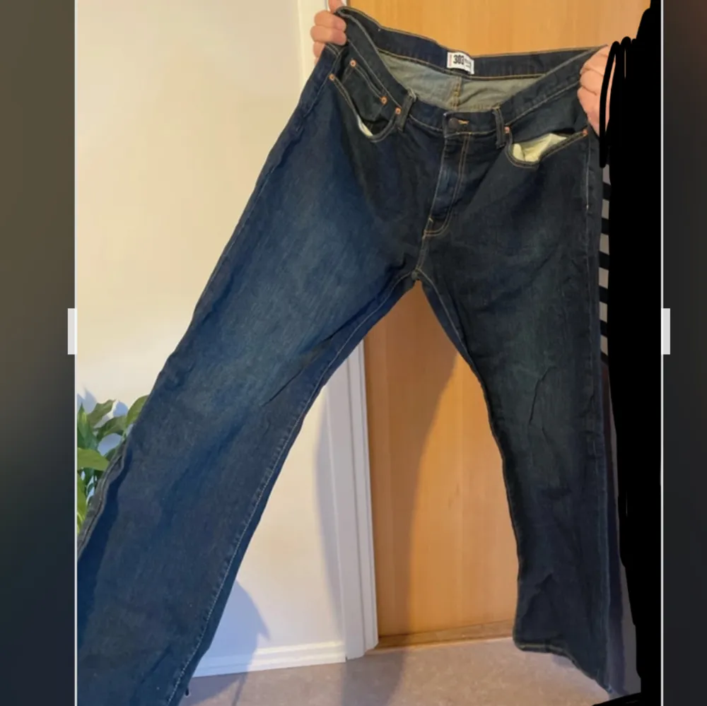 Straight leg jeans i ytterst god levis-liknande kvalite men även utseende. Aldrig använd endast testad. Jätte fin marinblå färg och textur också! Storlek 40/34.. Jeans & Byxor.