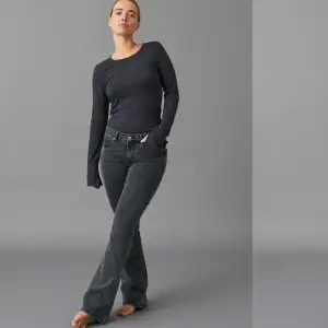 Säljer nu mina grå low waist bootcut jeans från Gina! Superfina men har inte kunnat använda så mycket då de är för små, därför i väldigt bra skick💕