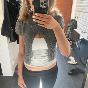 Bolero  - Säljer min fina bolero då den inte kommer till användning 💕den är i storleke M men skulle säga att den sitter som S