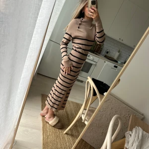 Stickad klänning  - Superfin randig stickad klänning! Strl XS!