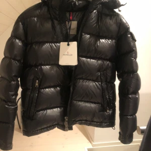 Moncler Maya - Säljer nu Min Moncler Maya jacka i storlek M Ekvitto finns samt qr kod och tags, för mer bilder är det bara att fråga.