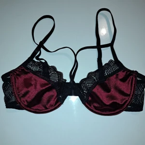 Röd behå  - Har testat på en gång och behån sitter inte på mig som den ska så säljer den. Osäker vilket företag jag köpte den från för att det inte står på behån men tror att jag köpte den från Shein.