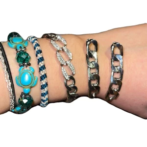 Silvriga Stockholmstils smyckeset. (Kedjor)!🩵🩵 - - Priset kan såklart diskuteras!!🩵🩵 -Silvrigt armband med diamanter! Ett par örhängen som passar till.  - Inga defekter som nya🩵🩵 - Kedjor! 