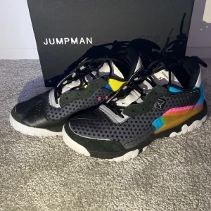 Jordan Delta 2 SP - Säljer mina Jordans pga att de inte passar längre. De är använda max två gånger och är i nyskick. Nypris 1350 kr. Kontakta vid bud/frågor.