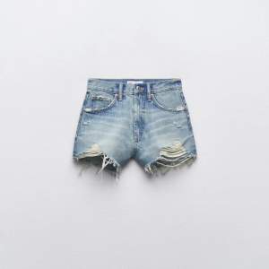 Super fina jeans shorts från zara🩵använda ett fåtal gånger så är i nyskick!  Storlek 34 Kom med förslag på pris🩵