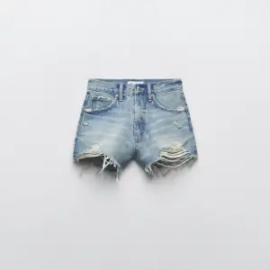 Super fina jeans shorts från zara🩵använda ett fåtal gånger så är i nyskick!  Storlek 34 Kom med förslag på pris🩵