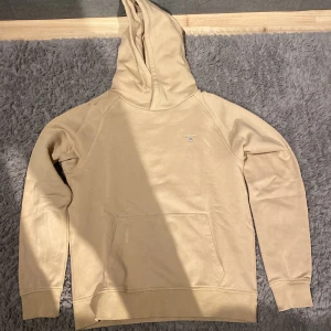 Gant hoodie - Ljus brun hoodie från gant. Säljer för att den är för liten. Knappt använd så skick är 10/10.