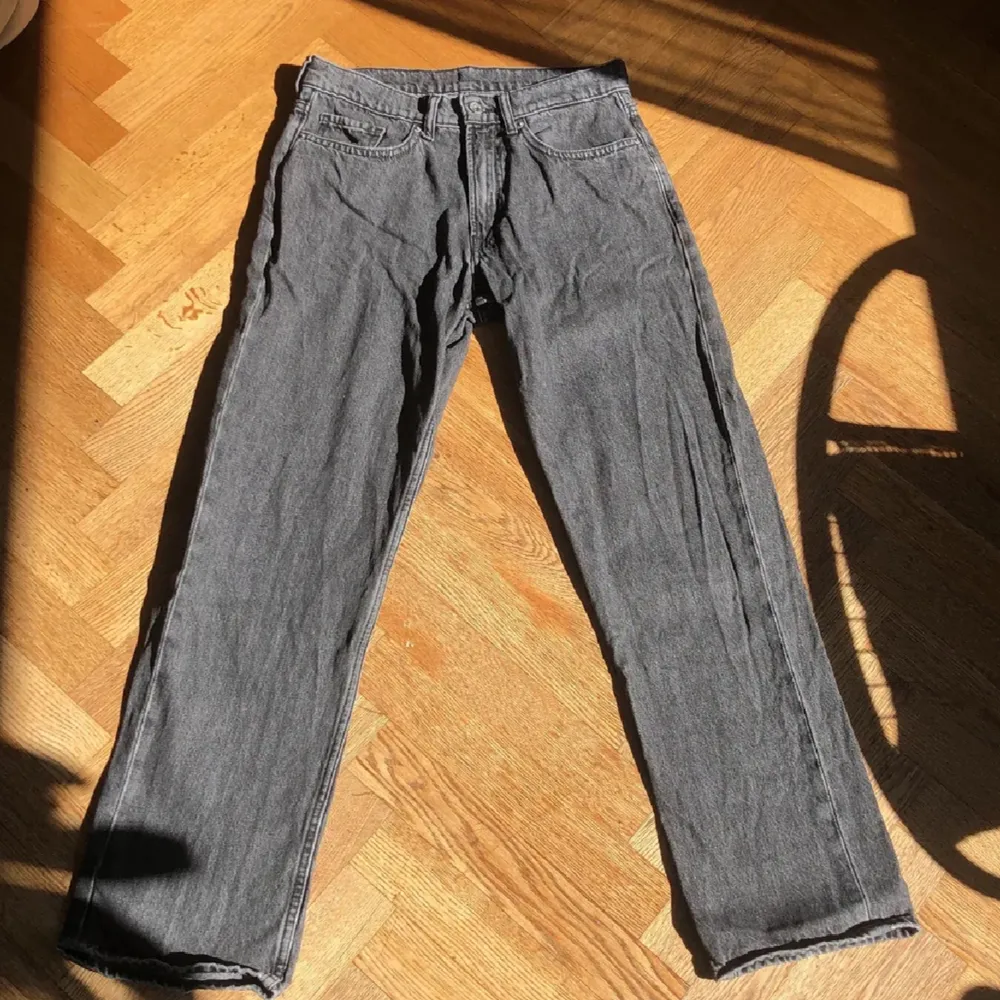 Vailent skate loose jeans, äldre modellen som ej säljs längre utan läderlapp i midjan. Väldigt mjuka och sköna. Kanterna ser vitare ut på bild än vad det är irl. Jeans & Byxor.