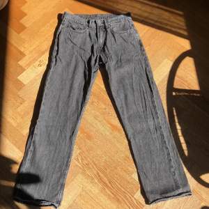 Vailent skate loose jeans, äldre modellen som ej säljs längre utan läderlapp i midjan. Väldigt mjuka och sköna. Kanterna ser vitare ut på bild än vad det är irl