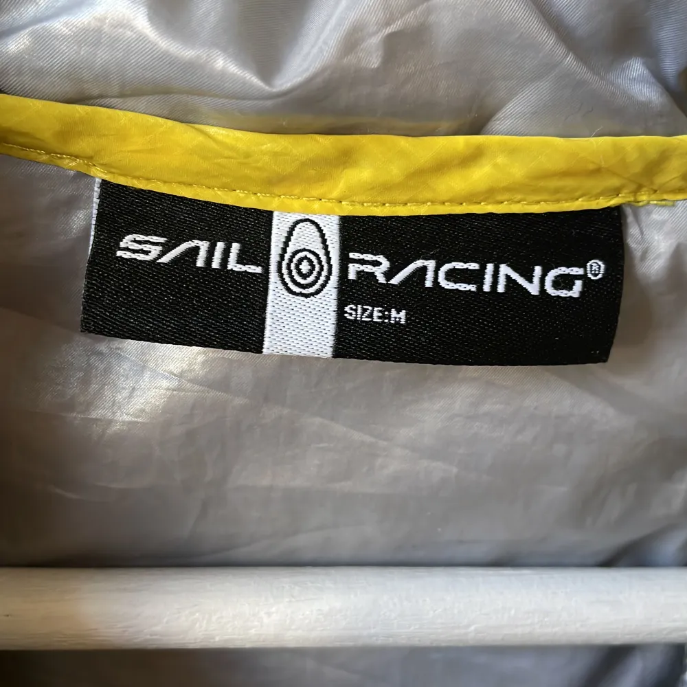 Säljer min gula sail racing jacka för den aldrig kommer till användning, använt några gånger✨. Jackor.