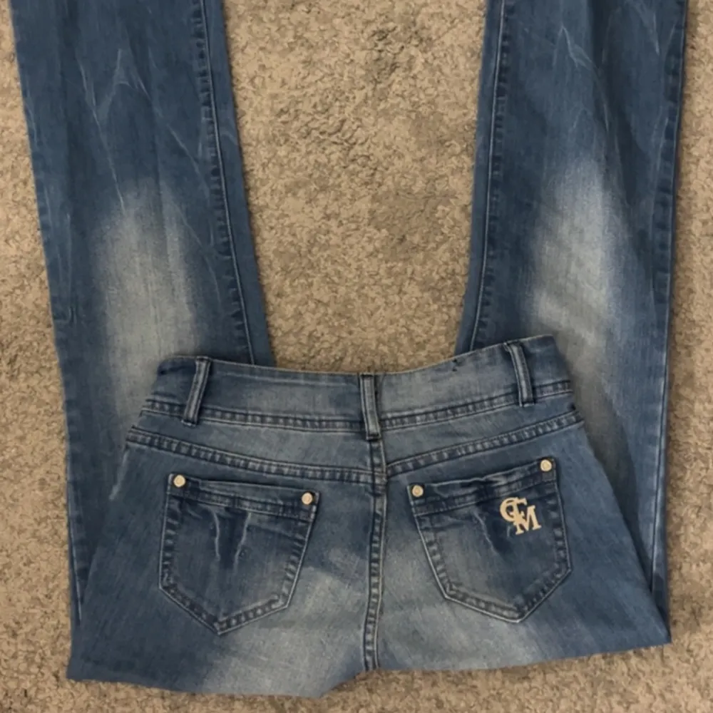 Säljer dessa fina vintage jeans, första bilder är lånad(har egna bilder på) så de är bara att fråga om fler bilder önskas.  Midjemått:72cm + stretch   Innerbenslängd:82cm De står inte riktigt storlek men skulle säga dom är typ en 34/S. Jeans & Byxor.