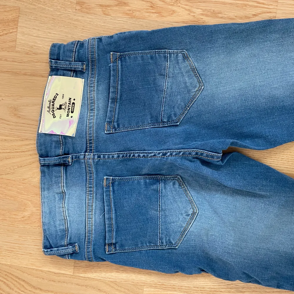 Dam jeans från Dsquared2  Använda 2-3 tillfällen . Jeans & Byxor.