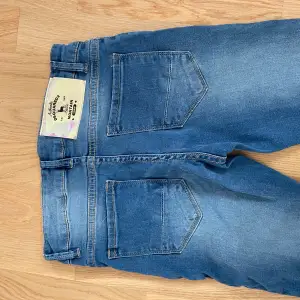Dam jeans från Dsquared2  Använda 2-3 tillfällen 