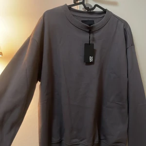 Mörkgrå sweatshirt  - Aldrig använd  Från lager 157  Prislappen kvar 