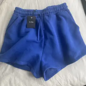 Säljer ett par helt nya shorts från LXA i storlek S. Tyvärr är dem förstora på mig som vanligtvis har xs/s. Jag tror dem passar  nån som har S-M. Helt nya med prislappen kvar det enda är att en liten lapp hänger löst, se sista bild. Nypris 350kr💛